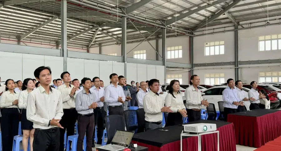 THACO AUTO Bình Thuận tổ chức lễ chào cờ cuối cùng năm 2024 - Triển khai công tác chăm sóc khách hàng mùa lễ hội