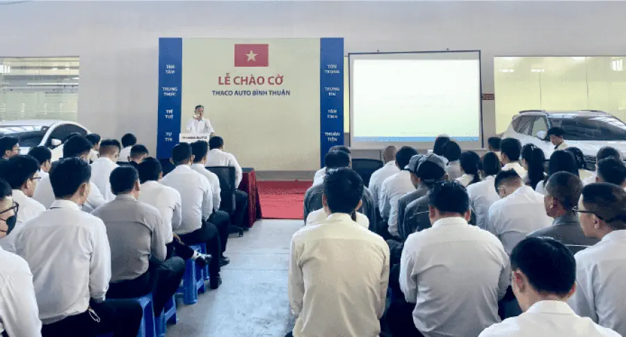 Lễ chào cờ tháng 9: THACO AUTO Bình Thuận đẩy mạnh phục vụ khách hàng sau nghị định giảm 50% lệ phí trước bạ
