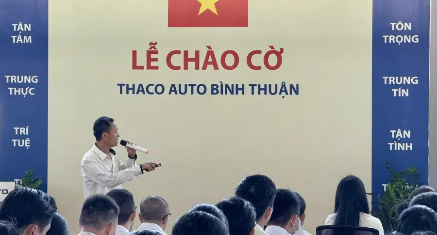 THACO AUTO Bình Thuận tổ chức lễ chào cờ đầu tiên trong năm 2025