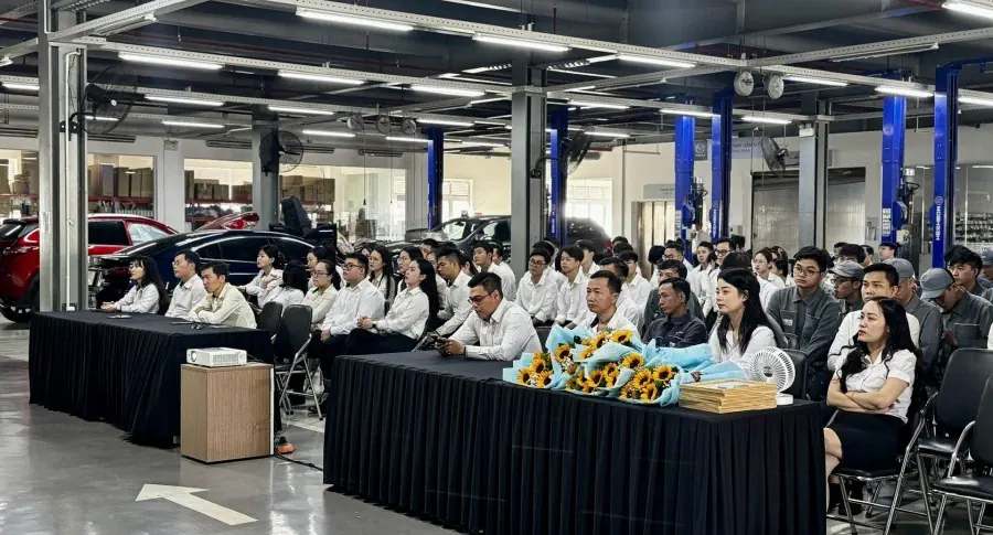 Lễ chào cờ tháng 11: THACO AUTO Bình Triệu tăng tốc trong tháng cuối cùng ưu đãi 50% lệ phí trước bạ