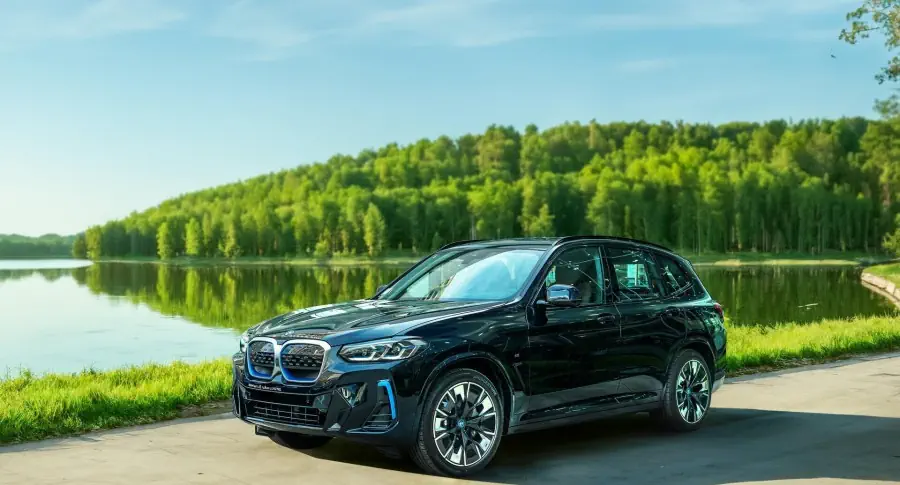 Tại sao ô tô điện đang trở thành xu hướng toàn cầu? Khám phá ngay BMW iX3 và BMW i4.