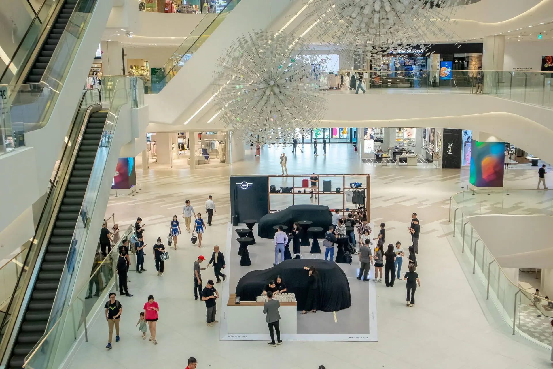 Sự kiện ra mắt MINI 3-Door và MINI 5-Door thế hệ mới tại Lotte Tây Hồ: Cuộc đổ bộ đầy cảm xúc