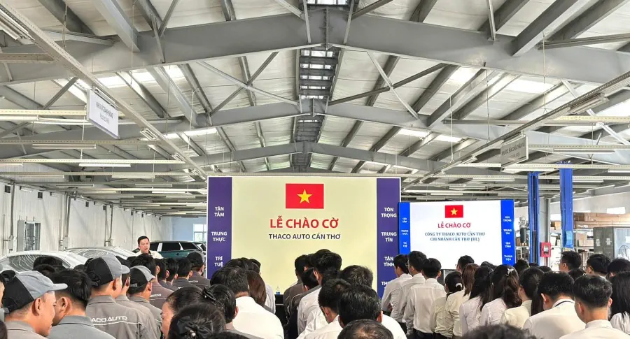 THACO AUTO Cần Thơ tổ chức lễ chào cờ cuối cùng của năm 2024 - Triển khai công tác chăm sóc khách hàng mùa lễ hội