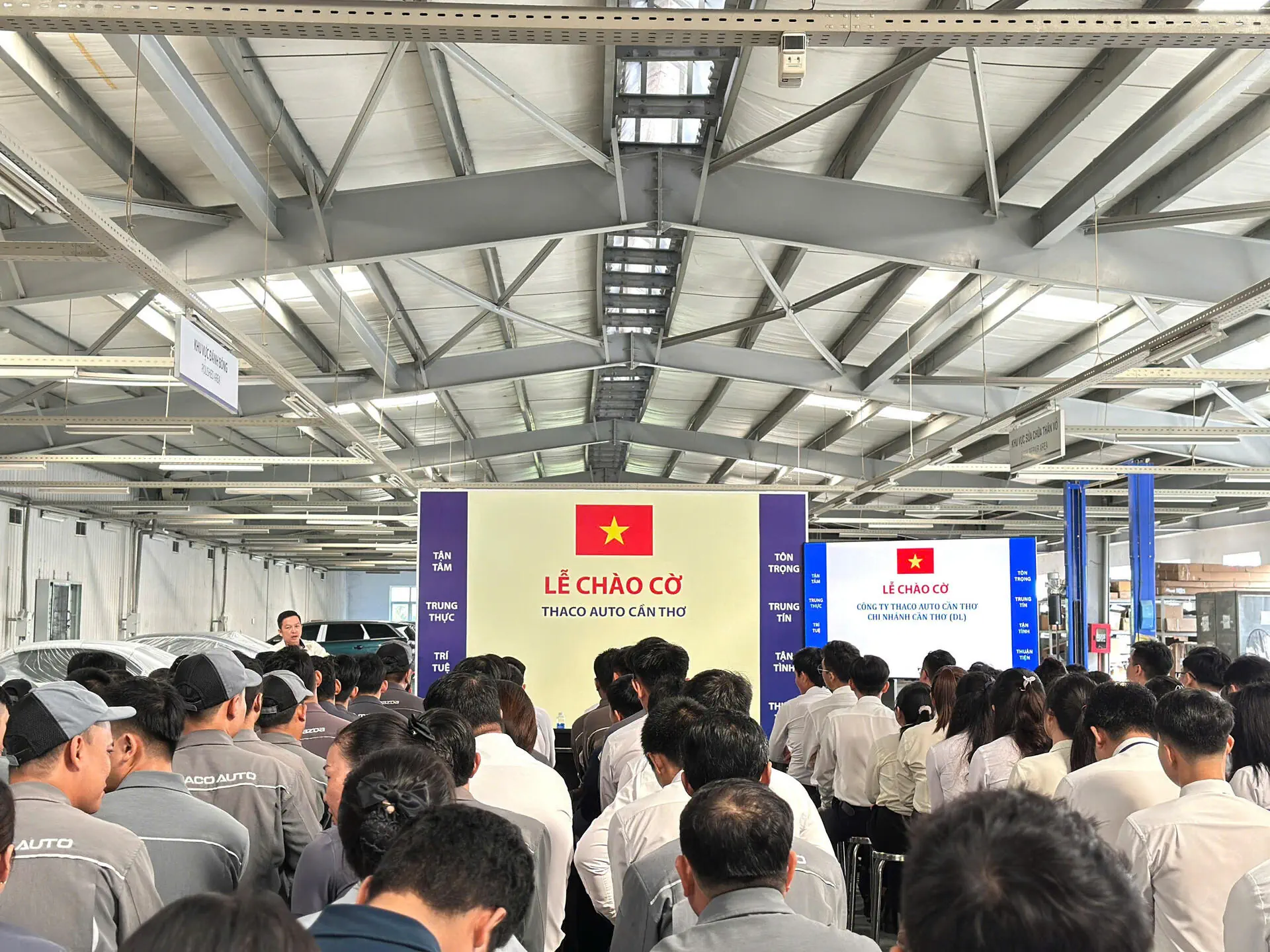 Lễ chào cờ tháng 11: THACO AUTO Cần Thơ tăng tốc trong tháng cuối cùng ưu đãi 50% lệ phí trước bạ