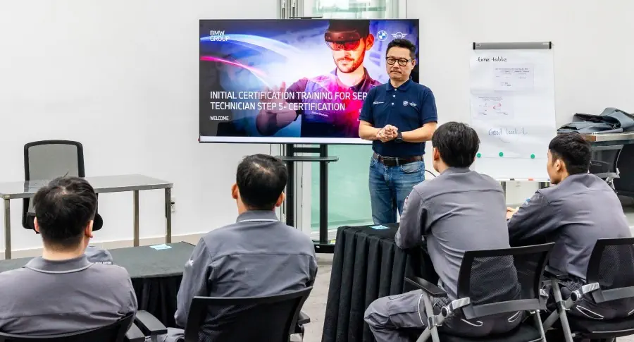 Nhân sự kỹ thuật BMW của THACO AUTO Đồng Nai nhận chứng chỉ ICT Service Technician sau hơn 7 tháng huấn luyện