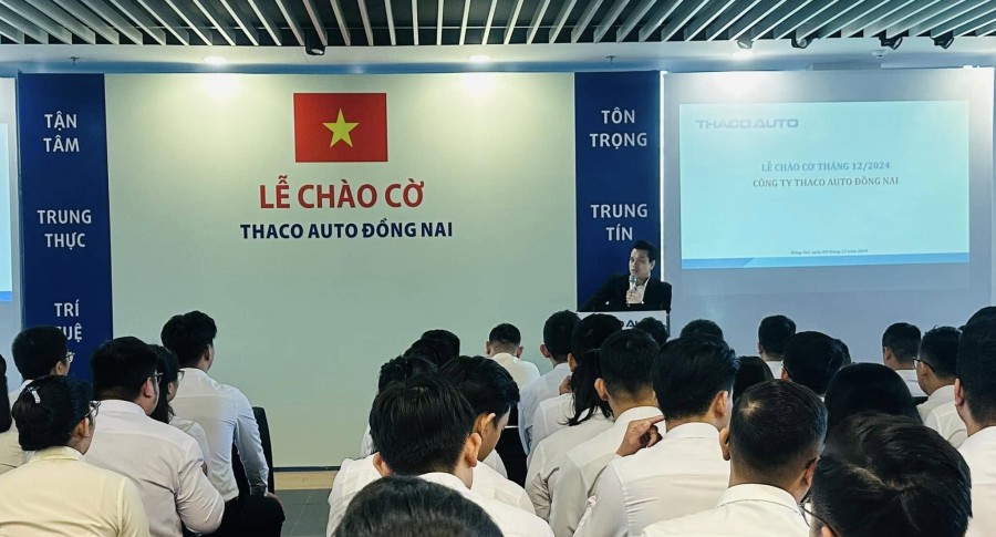 THACO AUTO Đồng Nai tổ chức lễ chào cờ cuối cùng của năm 2024 - Triển khai công tác chăm sóc khách hàng mùa lễ hội