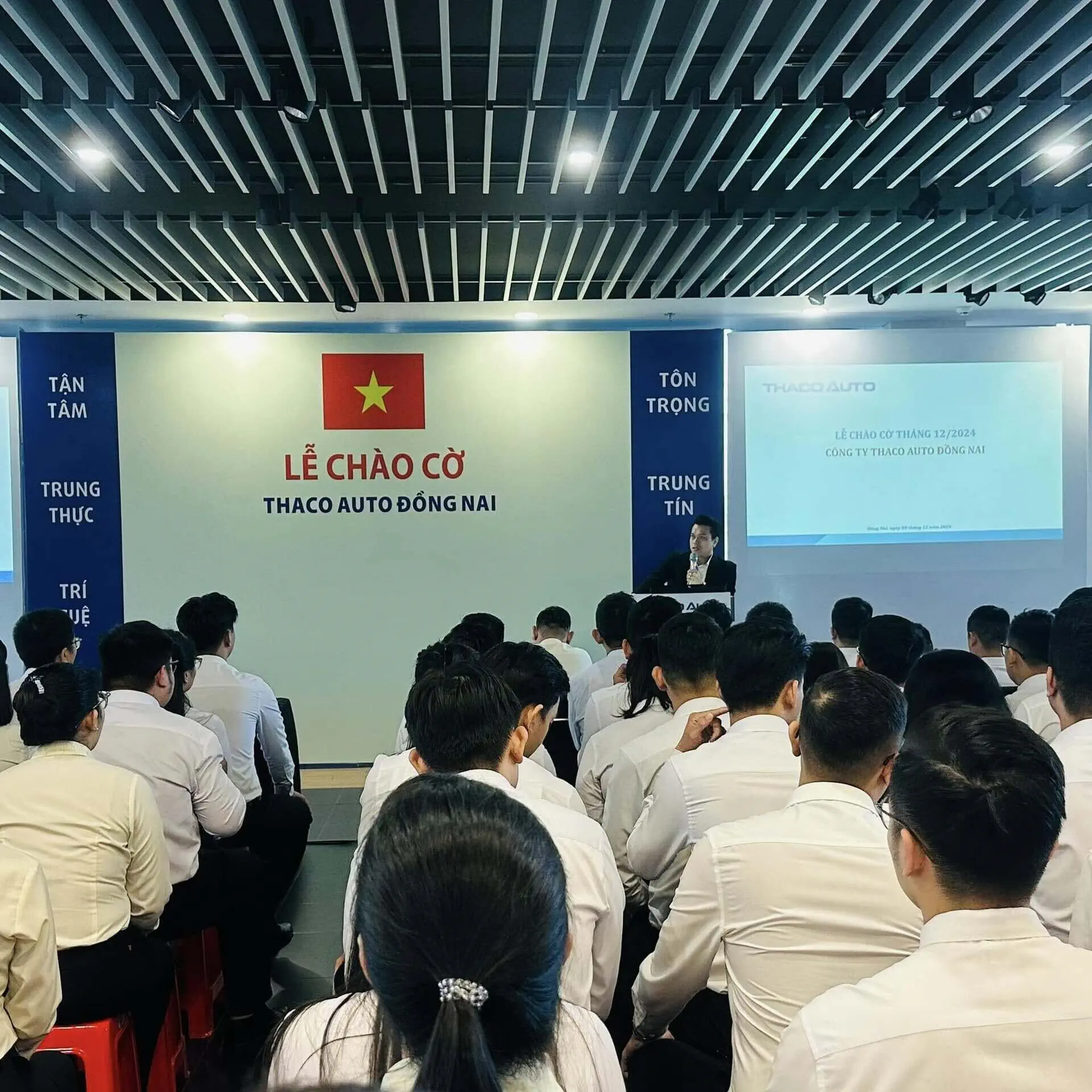 THACO AUTO Đồng Nai tổ chức lễ chào cờ cuối cùng của năm 2024 - Triển khai công tác chăm sóc khách hàng mùa lễ hội