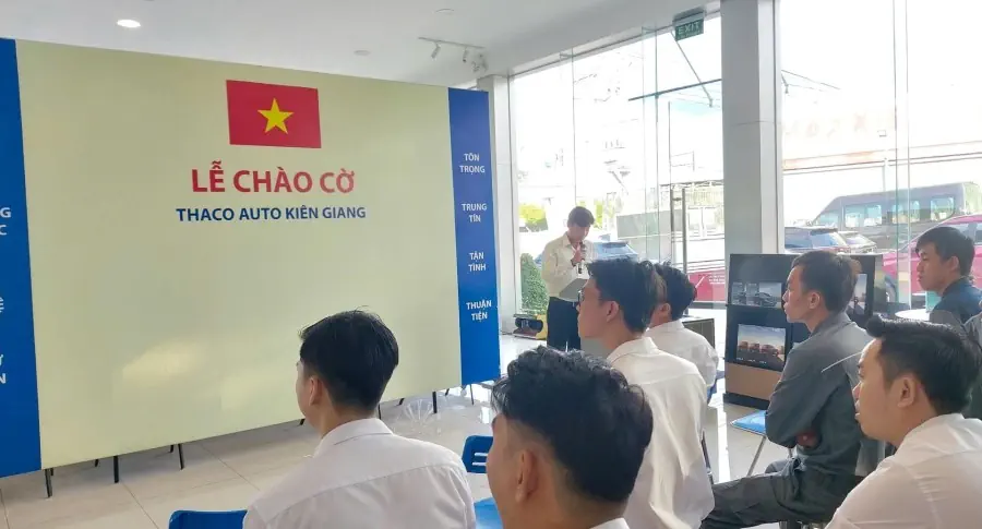 THACO AUTO Kiên Giang tổ chức lễ chào cờ cuối cùng của năm 2024 - Triển khai công tác chăm sóc khách hàng mùa lễ hội