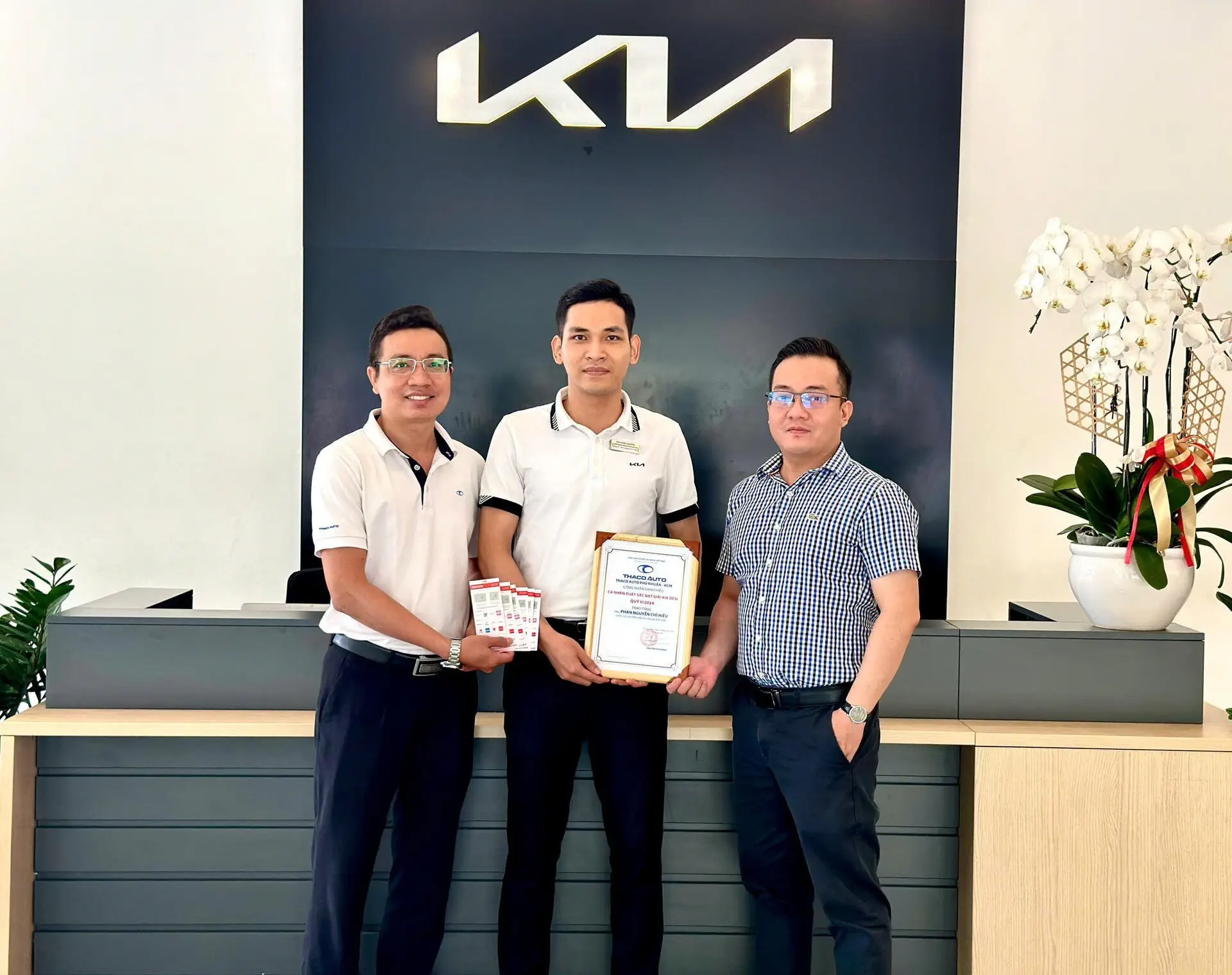 THACO AUTO Phú Nhuận trao thưởng cho Tư vấn dịch vụ có hoạt động chăm sóc khách hàng tốt nhất Quý II/2024