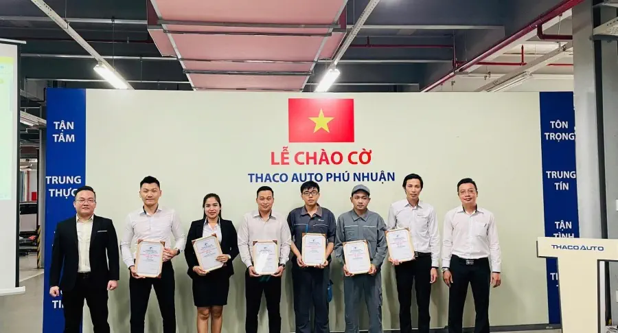 Lễ chào cờ tháng 11: THACO AUTO Phú Nhuận tăng tốc trong tháng cuối cùng ưu đãi 50% lệ phí trước bạ