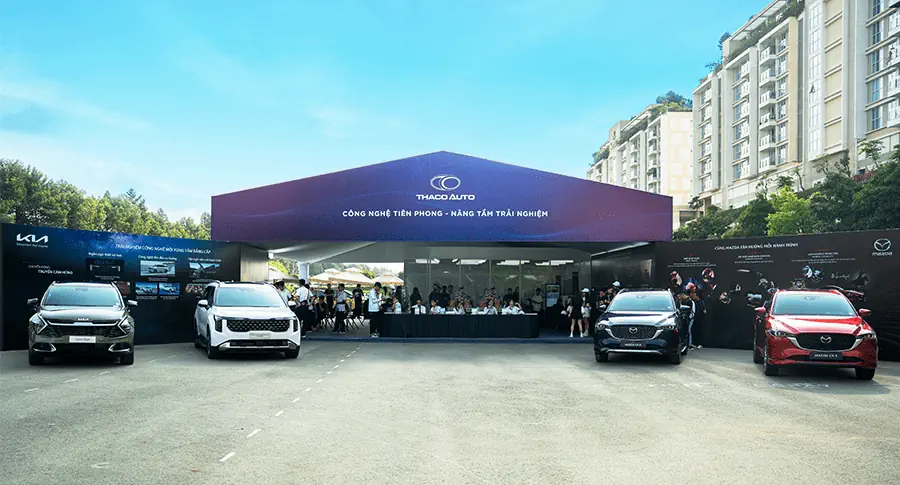 Khách hàng hào hứng trải nghiệm lái thử xe SUV Kia, Mazda