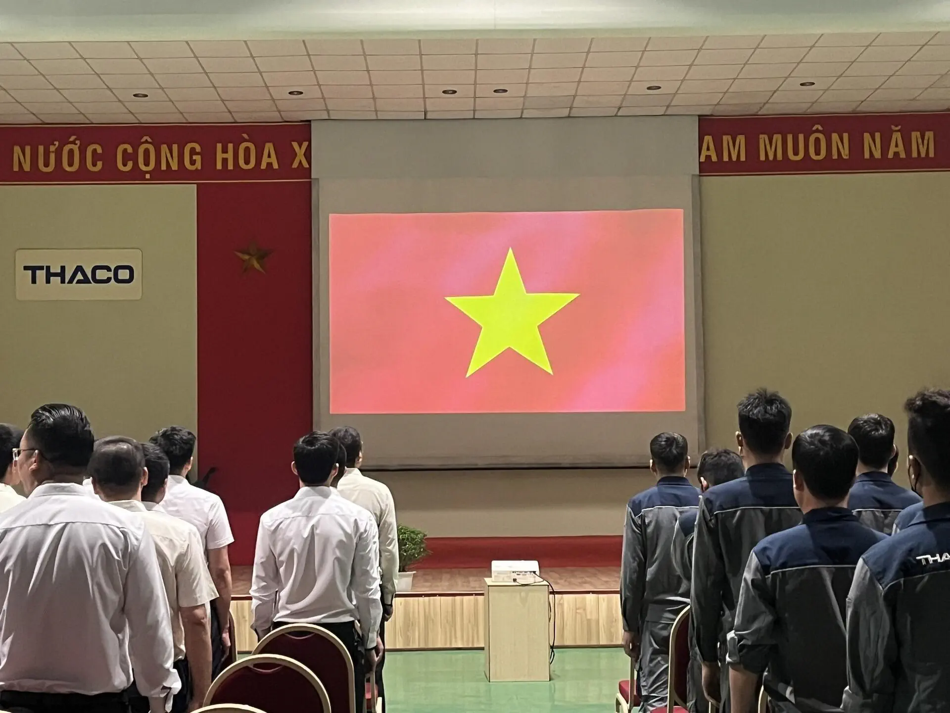 CHÀO CỜ THÁNG 05/2024: THACO AUTO TẢI BUS HÀ NỘI TẬP TRUNG TRIỂN KHAI CÔNG TÁC BÁN HÀNG THEO ĐỊNH HƯỚNG MỚI.