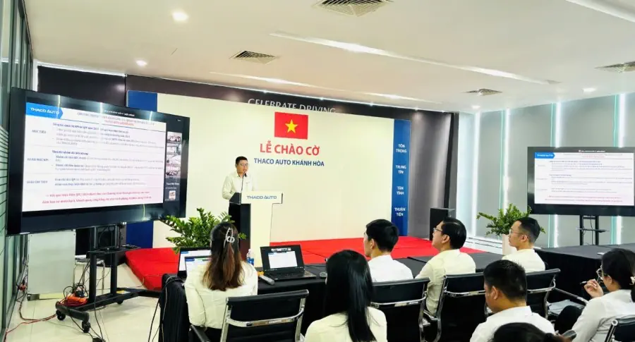 LỄ CHÀO CỜ THÁNG 10: CBNV THACO AUTO KHÁNH HOÀ ĐẨY MẠNH PHỤC VỤ KHÁCH HÀNG DỊP CUỐI NĂM