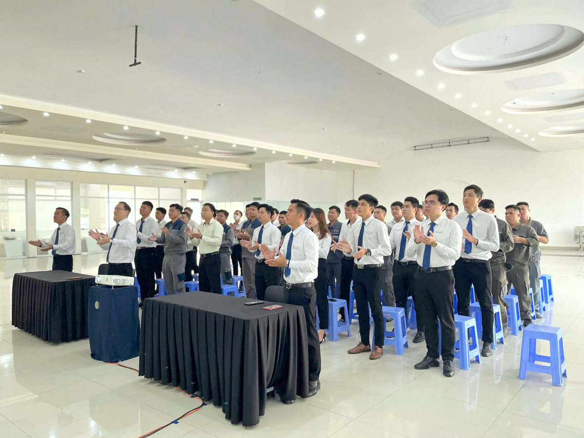 Chào cờ đầu tháng: Nét đẹp văn hóa tại THACO AUTO Trà Vinh