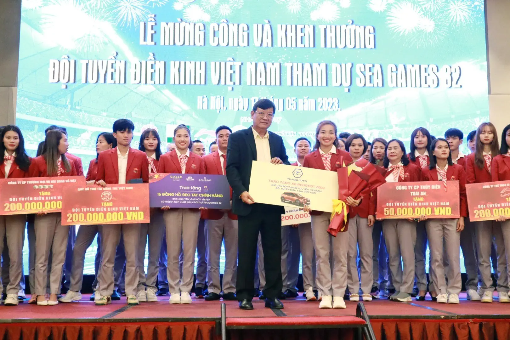 THACO AUTO trao tặng 200 triệu đồng cho Liên Đoàn Điền Kinh Việt Nam và chìa khóa xe tượng trưng cho VĐV Nguyễn Thị Oanh