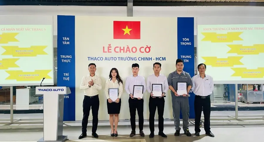 Lễ chào cờ tháng 11: THACO AUTO Trường Chinh tăng tốc trong tháng cuối cùng ưu đãi 50% lệ phí trước bạ