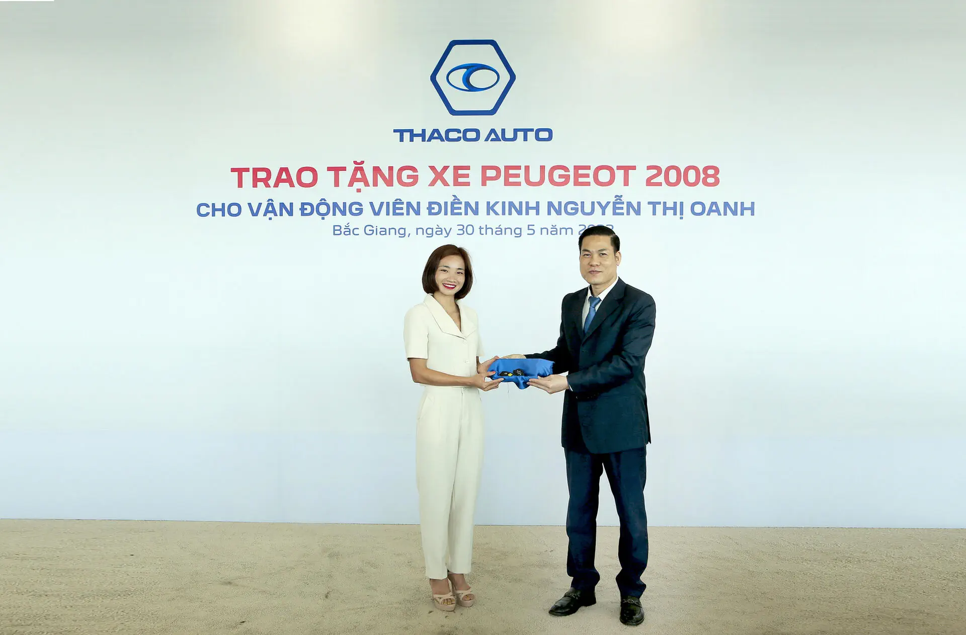 THACO AUTO đã hoàn tất thủ tục trao xe Peugeot 2008 cho VĐV Nguyễn Thị Oanh