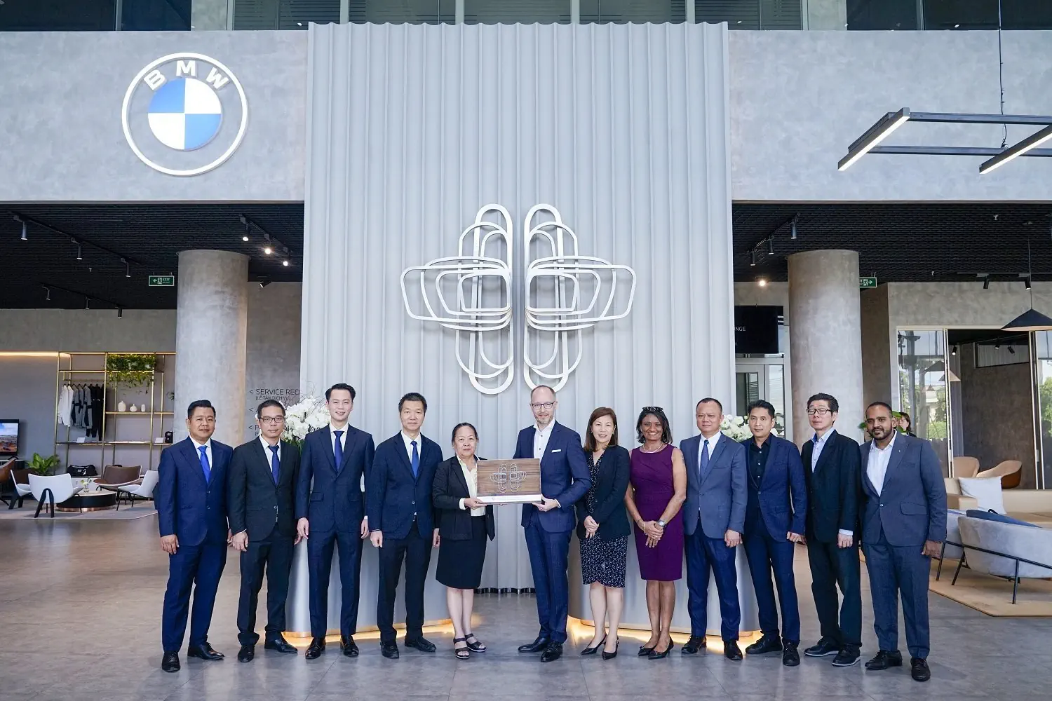 THACO AUTO opens BMW-MINI-BMW MOTORRAD showroom complex in Binh Duong & launches BMW all-electric iX3 and i4