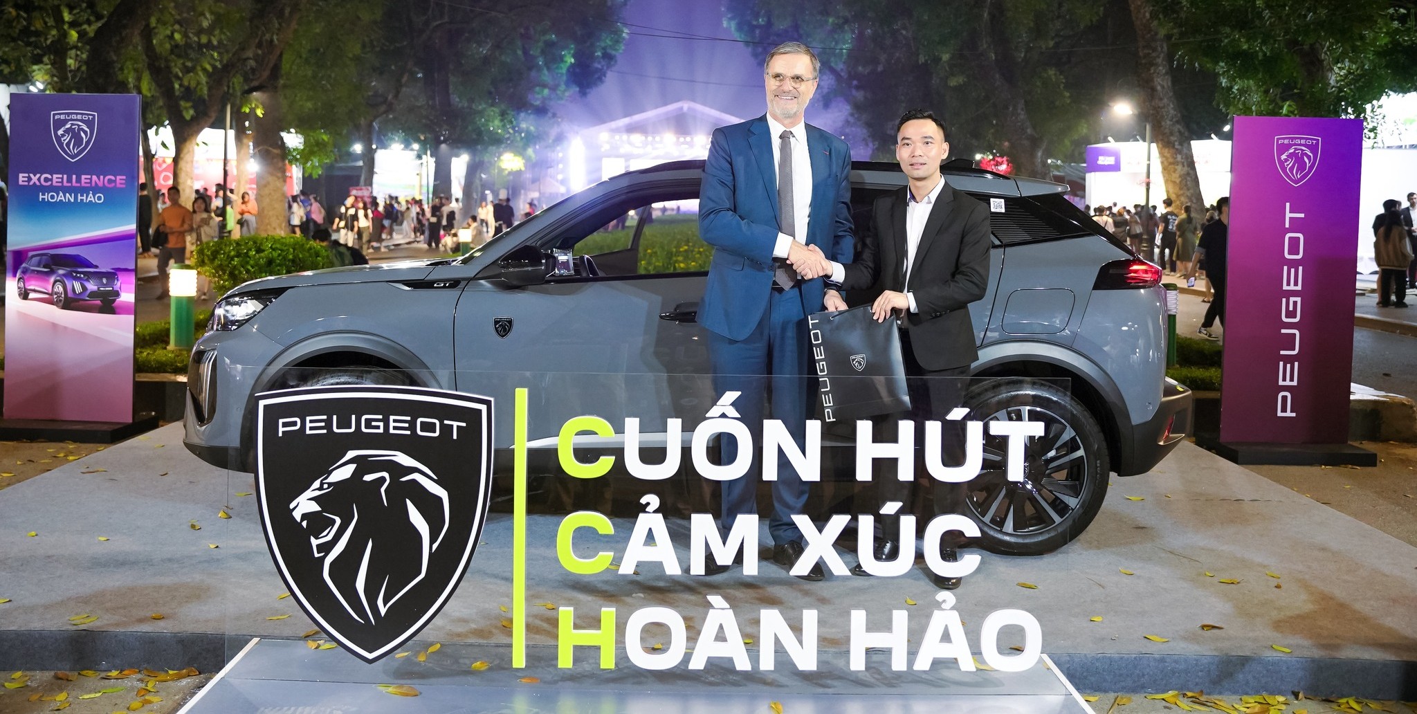 Đại sứ Pháp trải nghiệm xe New Peugeot 2008 tại Lễ hội Balade en France 2025