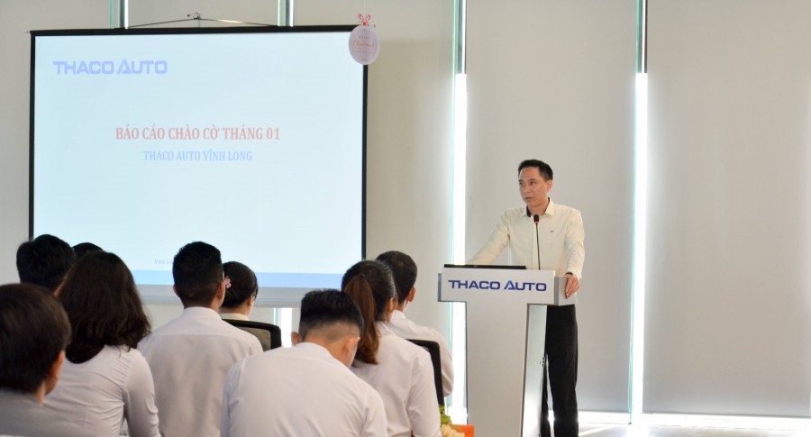 THACO AUTO Vĩnh Long vinh danh cá nhân xuất sắc trong Lễ chào cờ đầu năm mới 2024