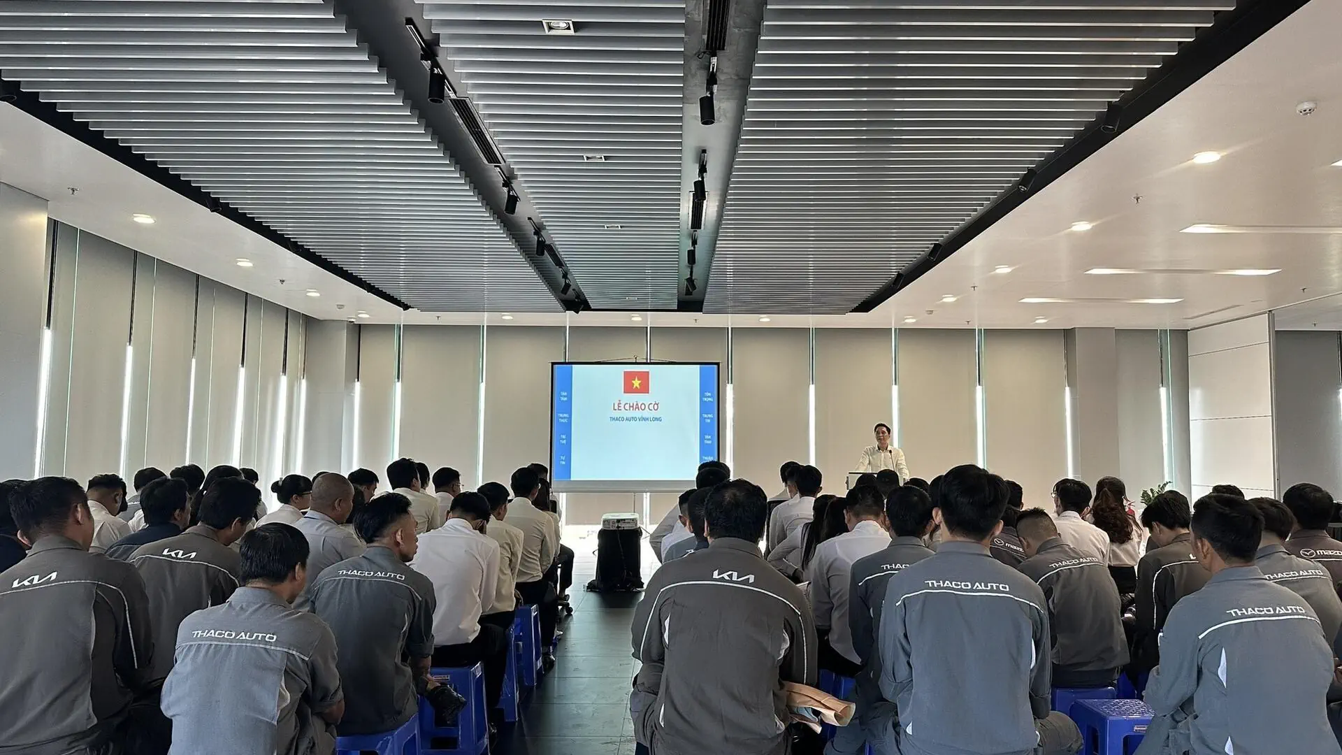 THACO AUTO VĨNH LONG TỔ CHỨC LỄ CHÀO CỜ THƯỜNG KỲ THÁNG 02 NĂM 2024