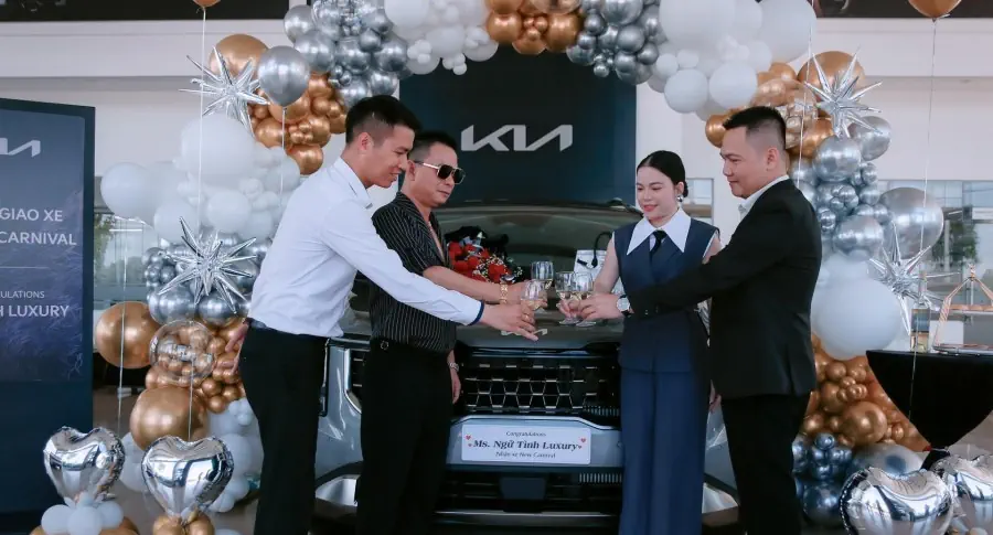 Á Hậu 1 Hoa Hậu Doanh nhân biển 2023 Dương Ngữ Tình nhận Bàn Giao xe Kia New Carnival tại showroom KIA Đông Hà