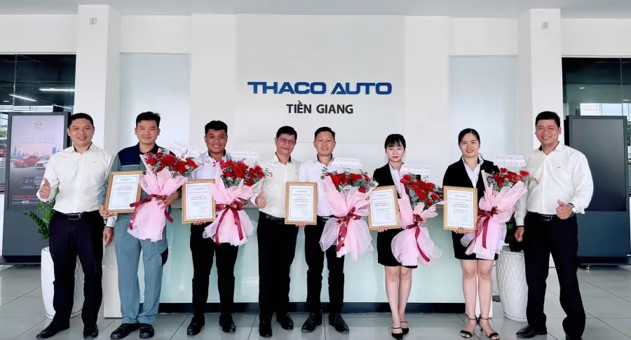 Lễ chào cờ tháng 11: THACO AUTO Tiền Giang tăng tốc trong tháng cuối cùng ưu đãi 50% lệ phí trước bạ