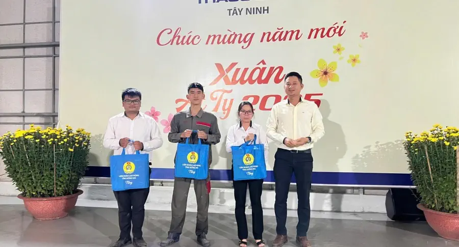 THACO AUTO TÂY NINH “TRAO YÊU THƯƠNG” ĐẾN CBNV NHÂN DỊP XUÂN ẤT TỴ 2025