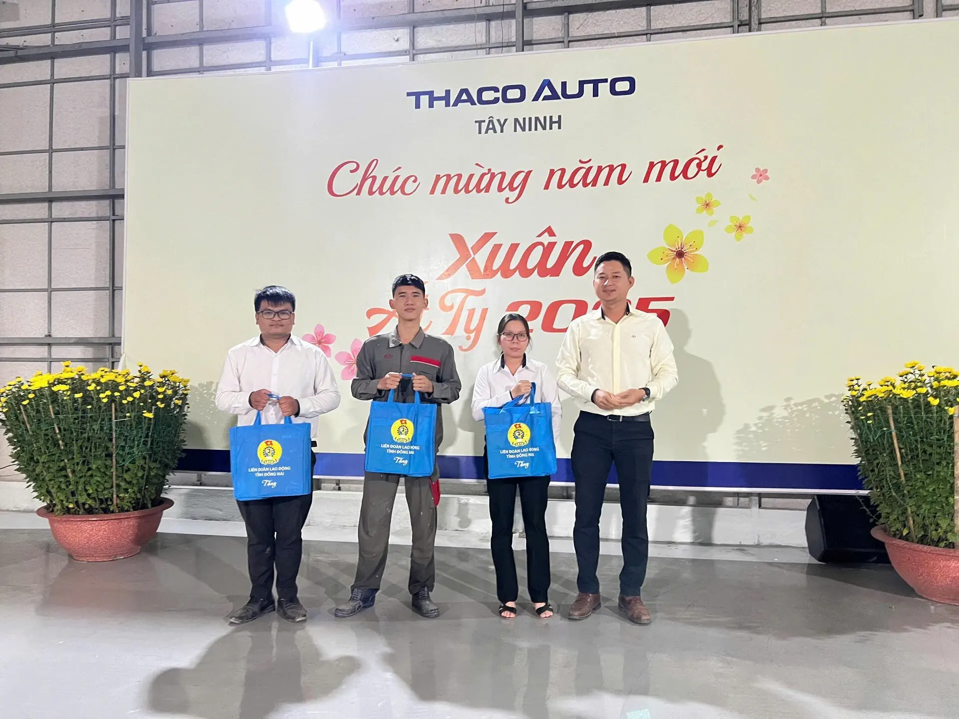 THACO AUTO TÂY NINH “TRAO YÊU THƯƠNG” ĐẾN CBNV NHÂN DỊP XUÂN ẤT TỴ 2025