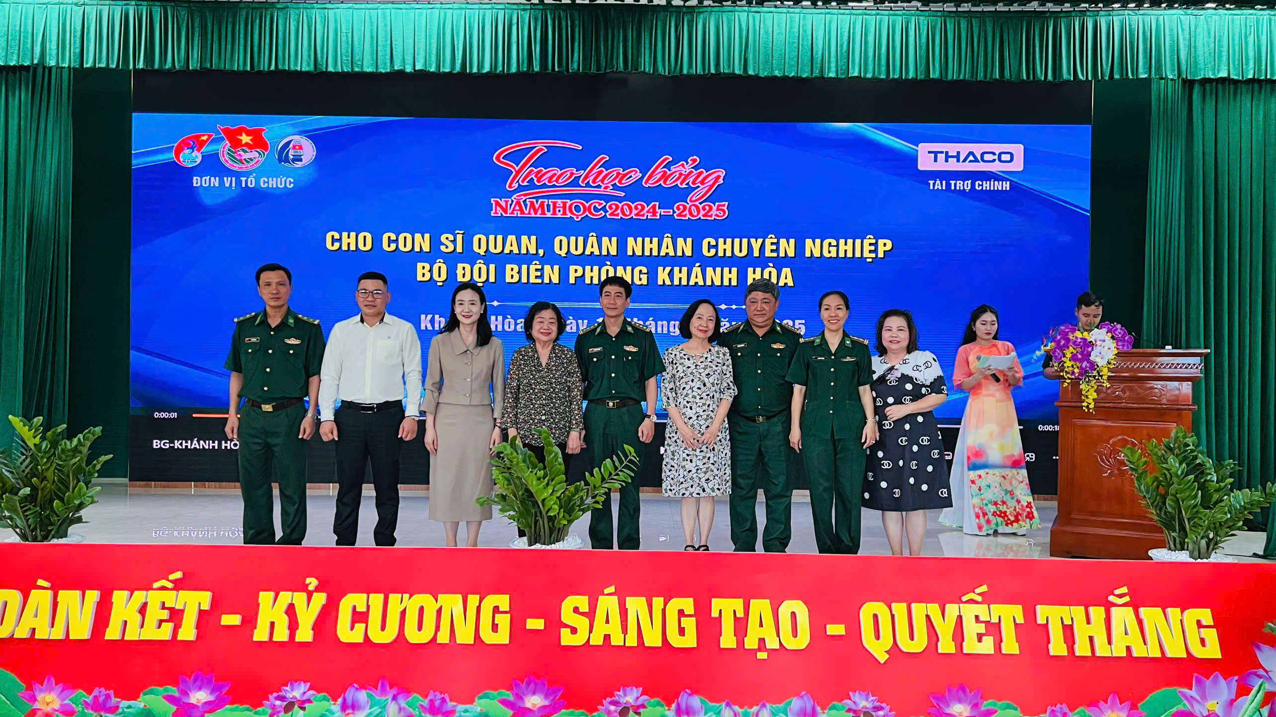 THACO tài trợ Quỹ học bổng Vừ A Dính và Câu lạc bộ "Vì Hoàng Sa - Trường Sa thân yêu" trao 210 suất học bổng cho học sinh Khánh Hòa